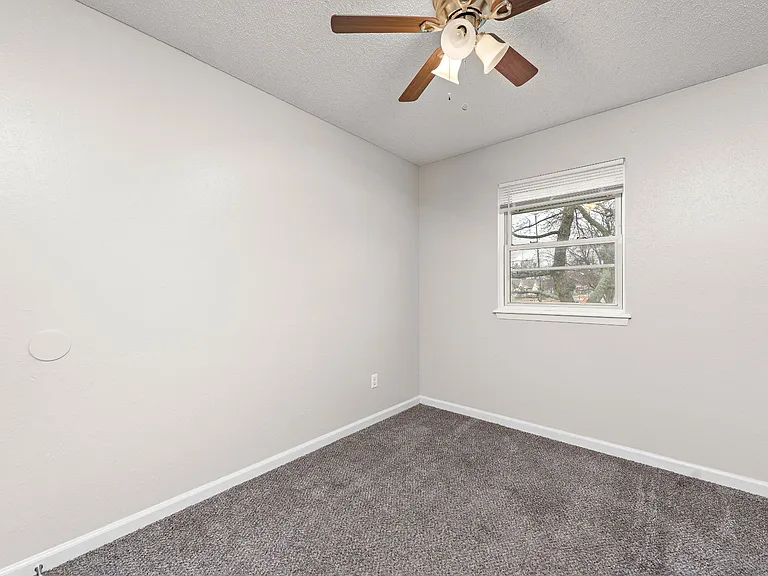 400-408 W Poplar St — Photo 24