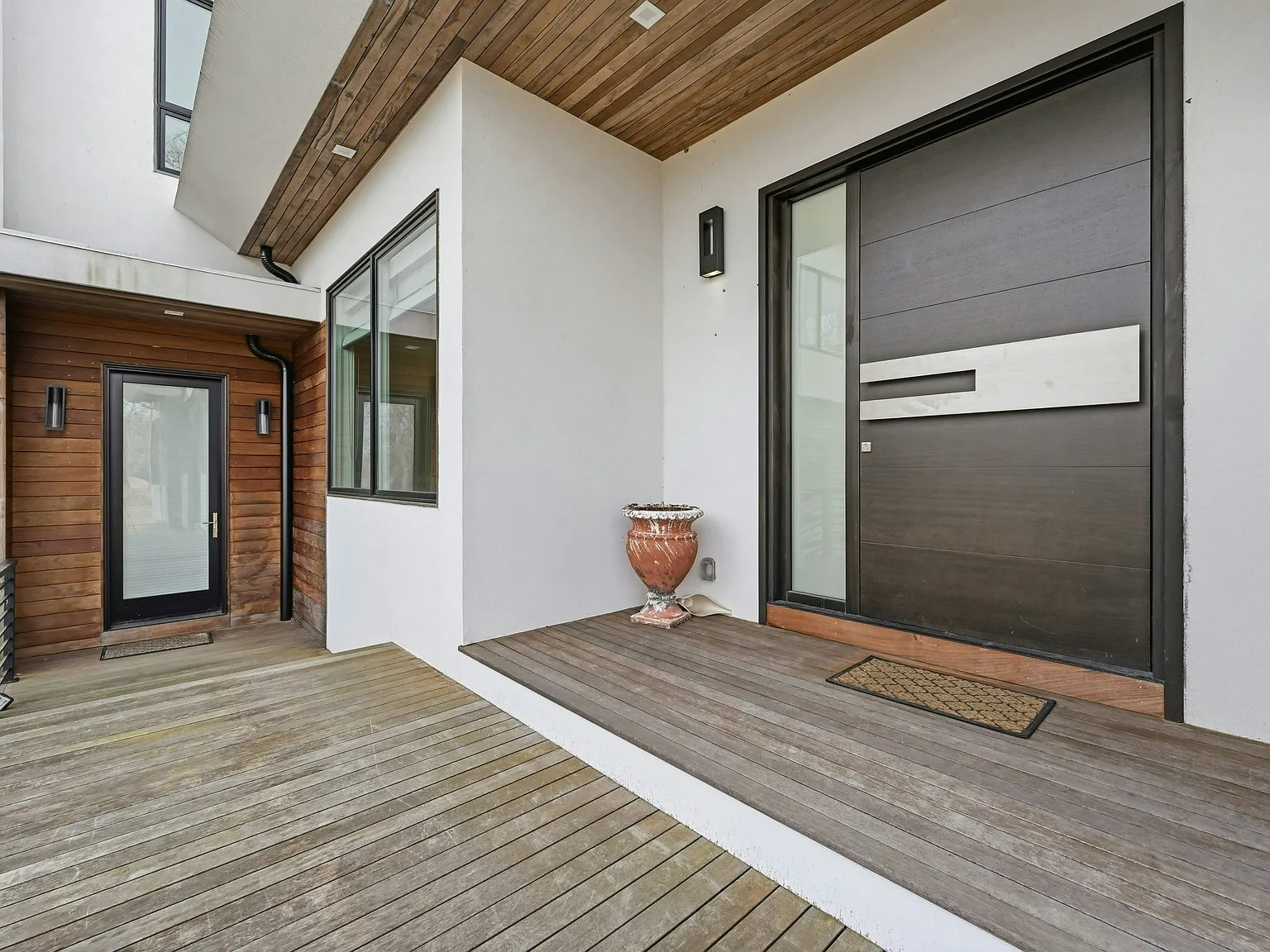 Stunning Contemporary Home — Photo 3