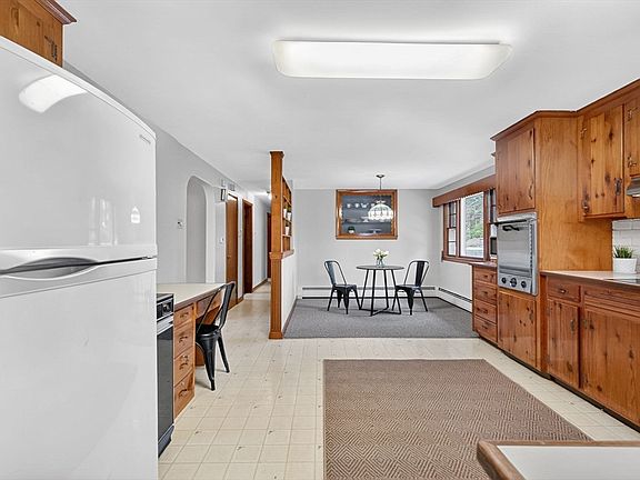 5th image of 5 Crestwood Cir