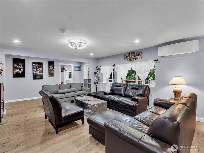 4th image of 1302 SW Bay Street