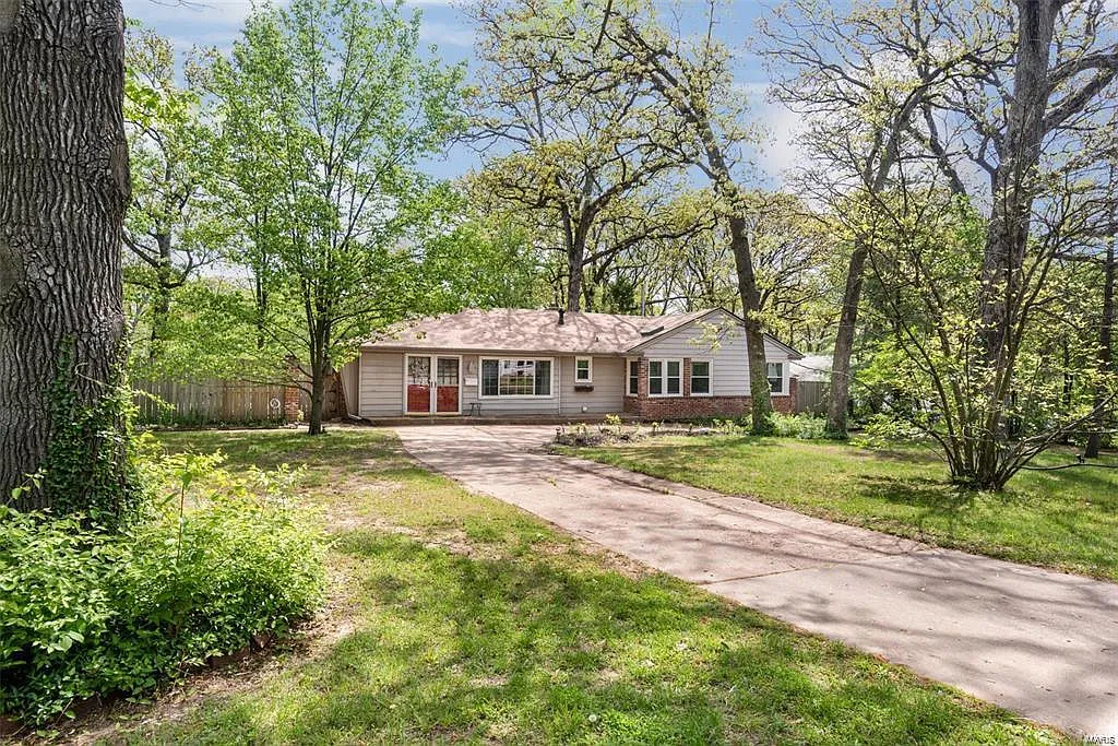 1372 Grant Rd photo 1