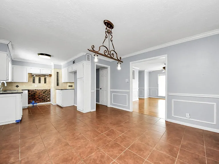 2513 Leslie St — Photo 34