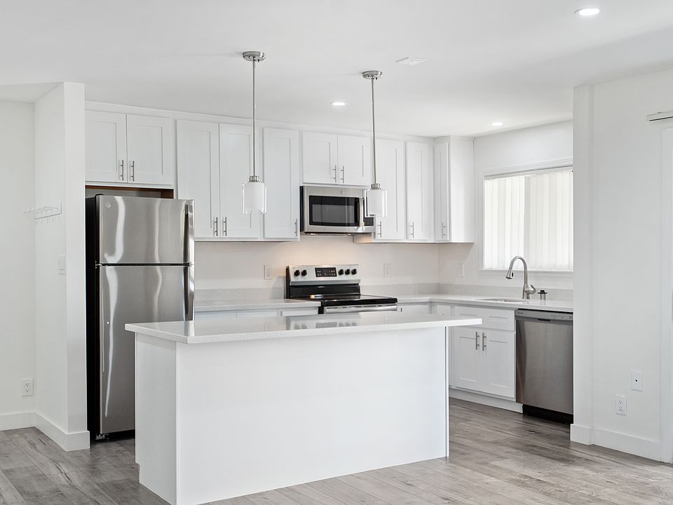 1st image of 914 Rich Ave #9