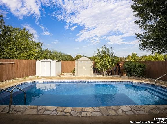 5th image of 934 Parkdale Dr