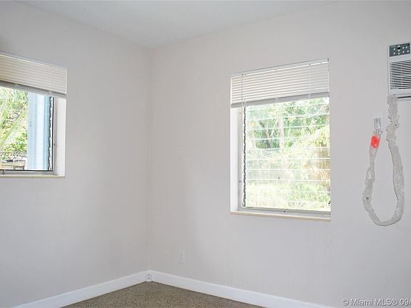 5th image of 1828 Lauderdale Manor Dr Unit 1