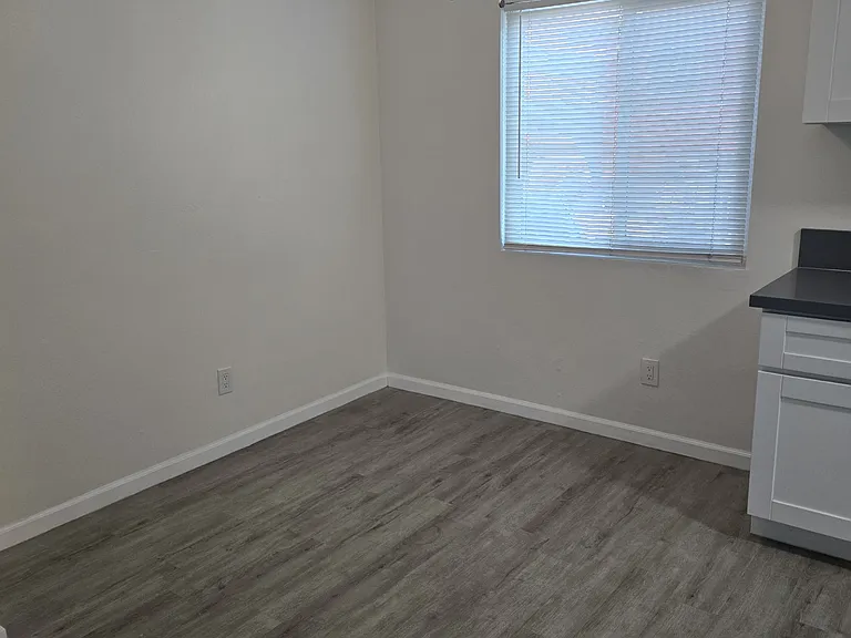 1740 N Ave — Photo 2
