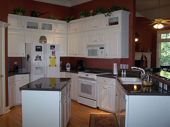 Spacious kitchen w/island!
