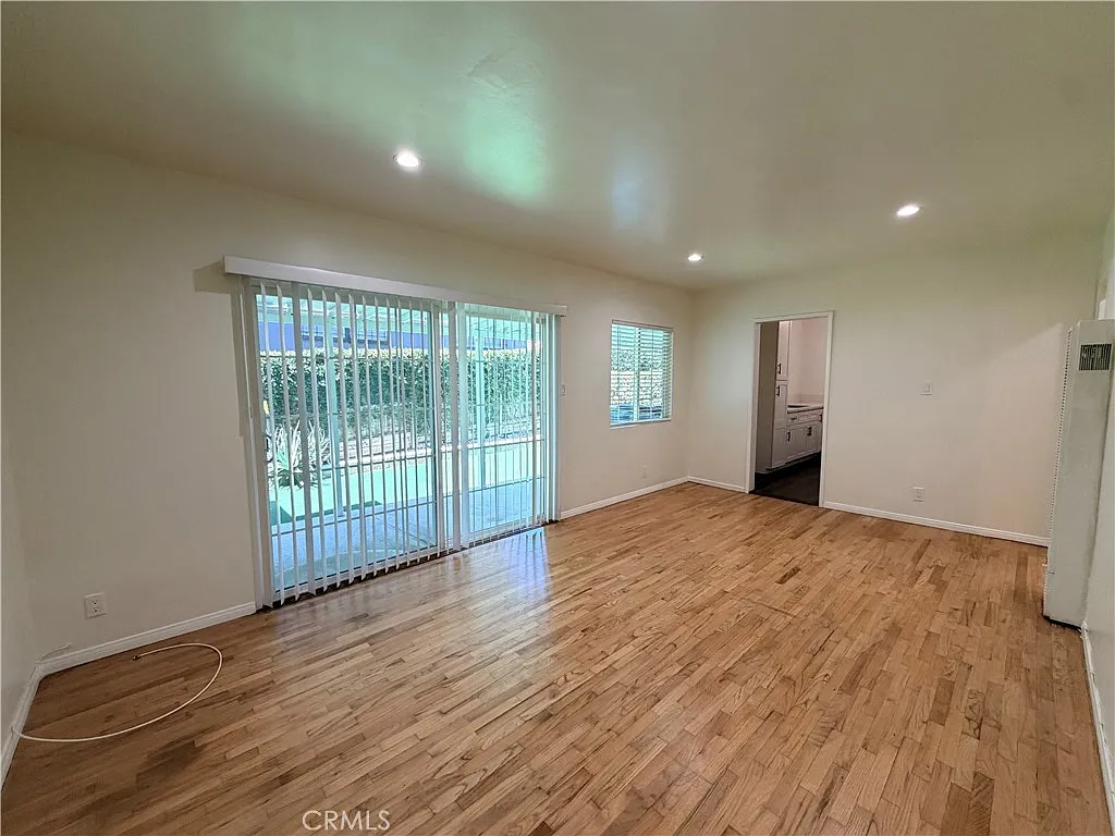 2 bed, 750 sqft, $2,400 — Photo 3