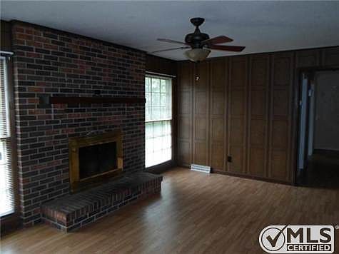 5th image of 609 Hillcrest Dr