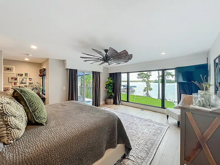 Master Bedroom (upstairs)