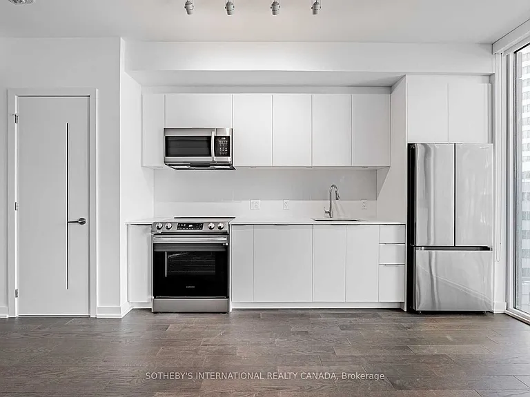 357 King St W #806 — Photo 2