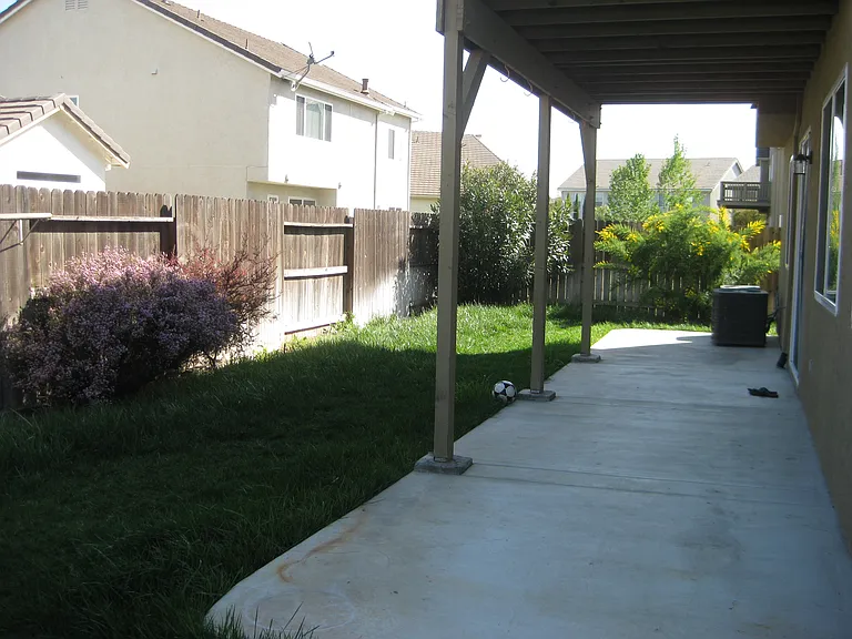 1309 Cliff Swallow Dr — Photo 2