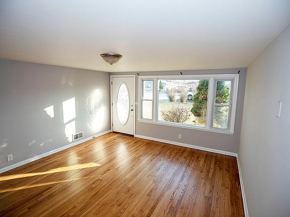4th image of 560 W Arlington Ln