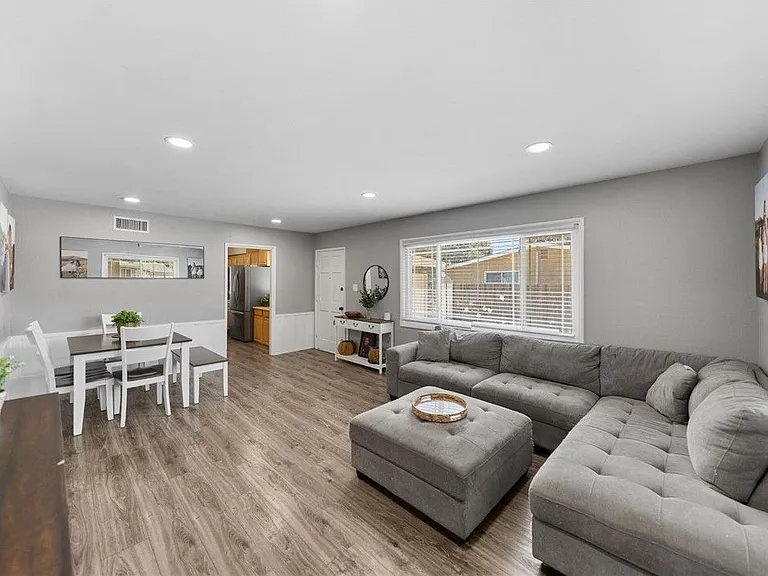 4869 Serrano Pl — Photo 15