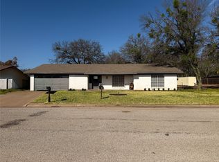 1033 Royal Ln, Graham, TX 76450