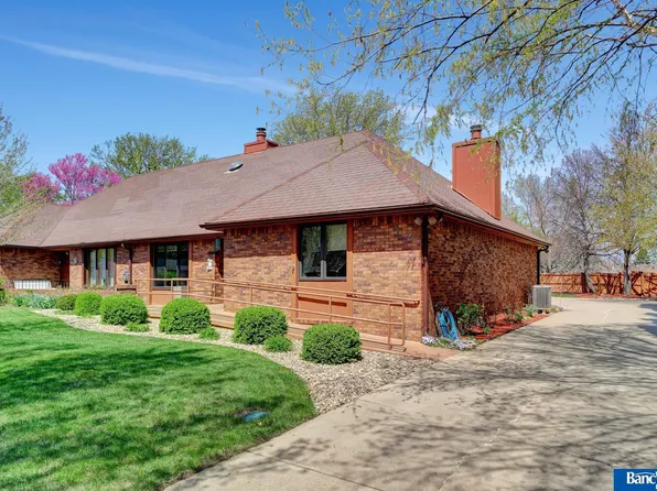 1800 Trelawney Dr, Lincoln, NE 68512