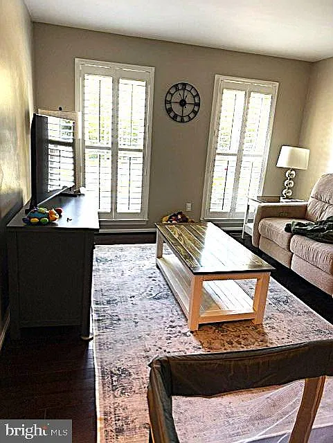 4 bed, 3.5 bath, 2327 sqft, $3,600 — Photo 3
