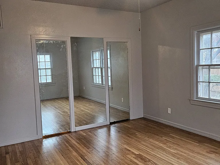 Mirrored closet doors with magnetic closing feature