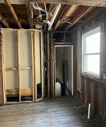 5th image of 320 Huron St