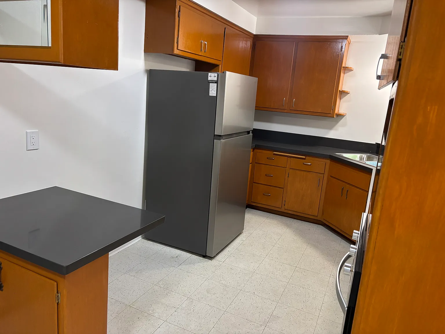 3 bed, 1350 sqft, $3,600 — Photo 2