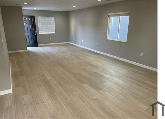 3rd image of 3055 Martin Ave