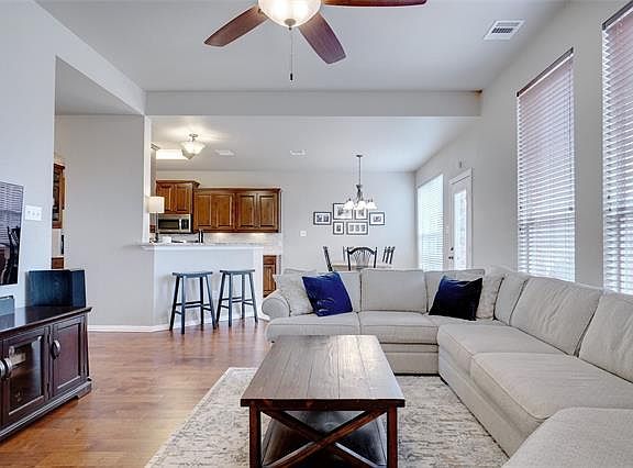3rd image of 2219 Knob Hill Dr
