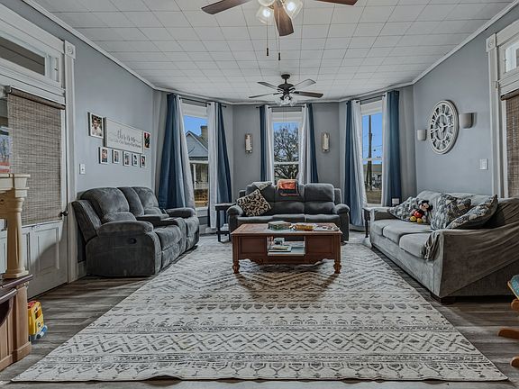 5th image of 728 Main St