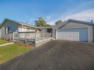 17 Grow Ln, Streamwood, IL 60107