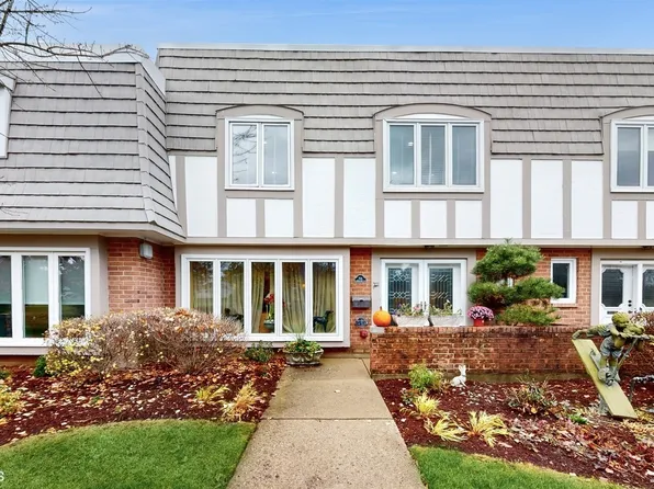 704 Lorraine Cir, Highland Park, IL 60035