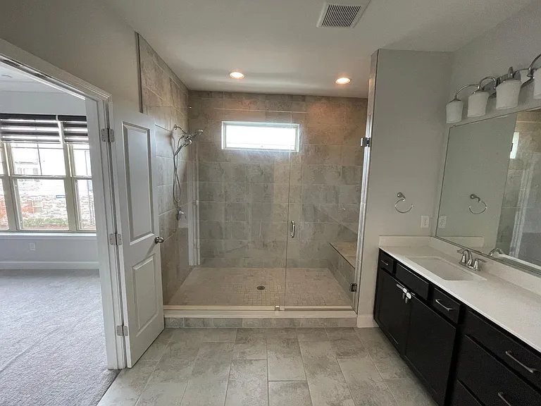 Main bathroom shower