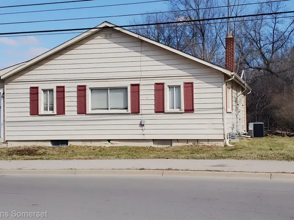 9 S Glaspie St, Oxford, MI 48371