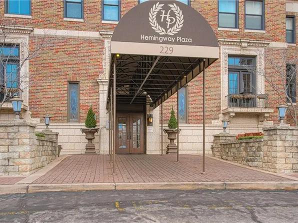 229 Ward Pkwy APT 703B, Kansas City, MO 64112