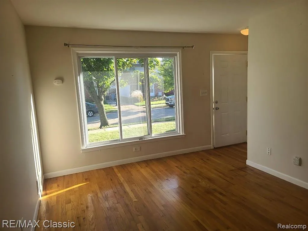 3 bed, 1051 sqft, $1,500 — Photo 3