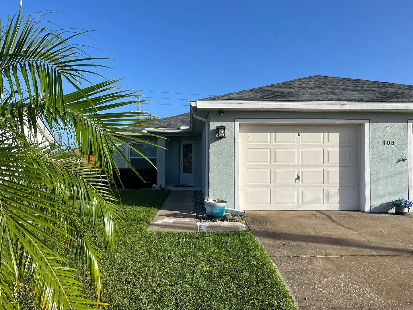 Freshly Updated 3BR/2BA Duplex with Fenced Yard, Screened Lanai & Lawn Care Included $1,850/Month! — Photo 2