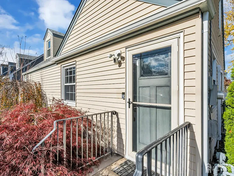 20 Burnet St — Photo 5