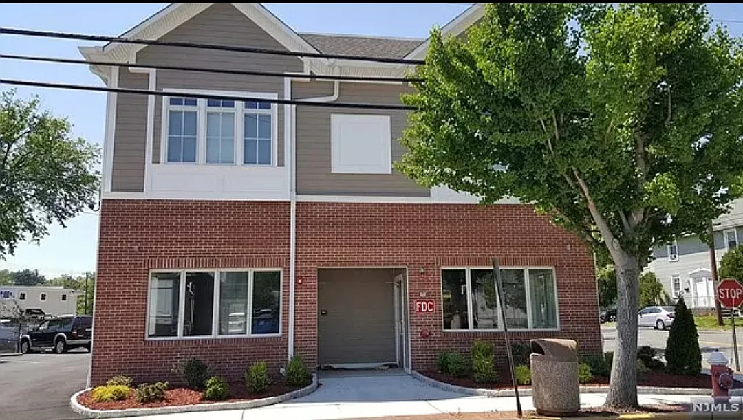 2 bed, 1000 sqft, $3,200 — Photo 2