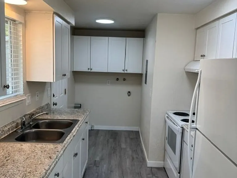 3007-3009 Juanipero Way — Photo 3