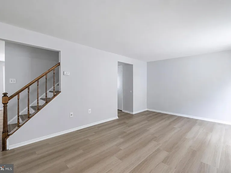 14435 Pebble Hill Ln S — Photo 3