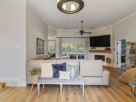 4th image of 8273 Thorne Dr