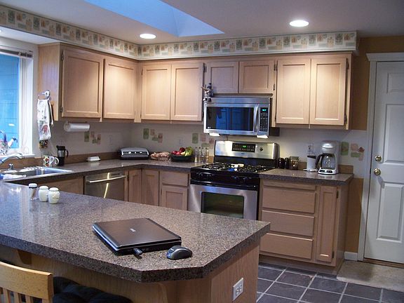 Granite counter tops & breakfast bar