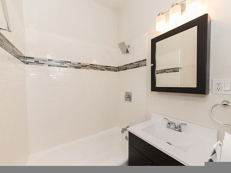 3821 N Greenview Ave #1E — Photo 2