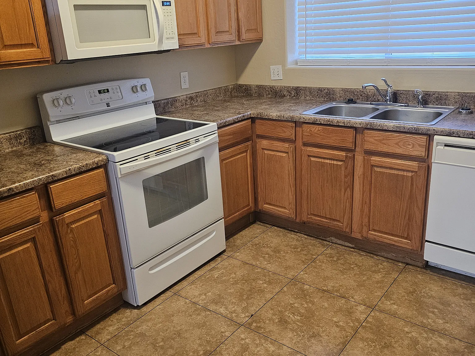 3 bed, 1092 sqft, $1,450 — Photo 3