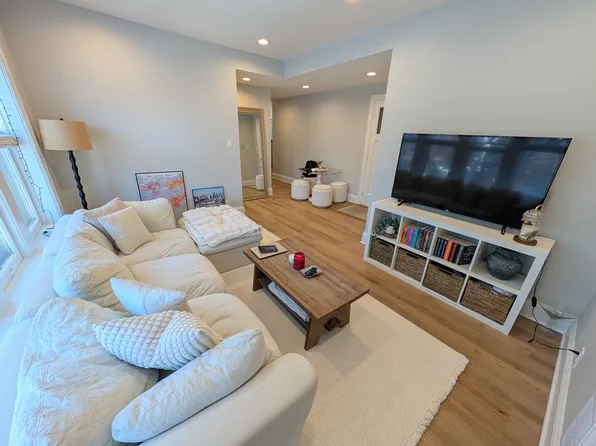 1301 W Roscoe St #1, Chicago, IL 60657