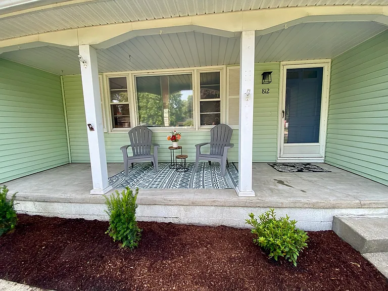 812 Crestwood Ave — Photo 2
