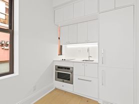 225 W 23rd St