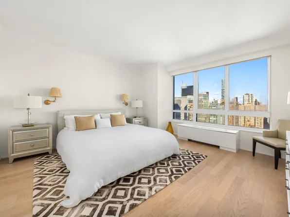 100 United Nations Plaza image 4 of 10