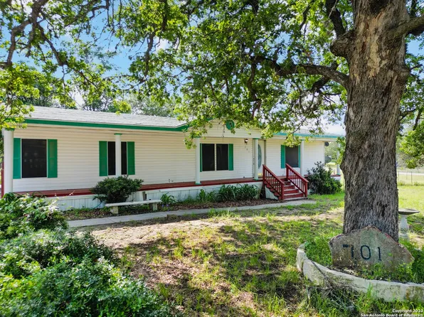 701 Live Oak Dr, Adkins, TX 78101