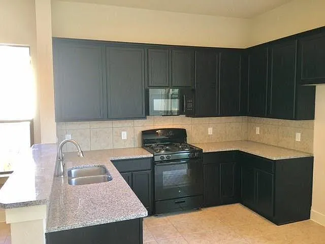 3 bed, 2.5 bath, 1127 sqft, $1,350 — Photo 2