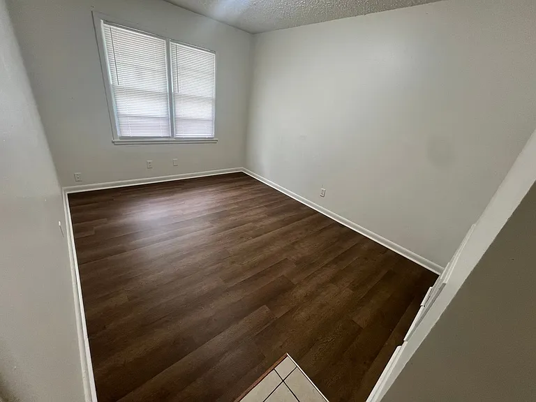 4309 E Linwood Blvd — Photo 3