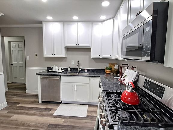 5th image of 574 Joan St